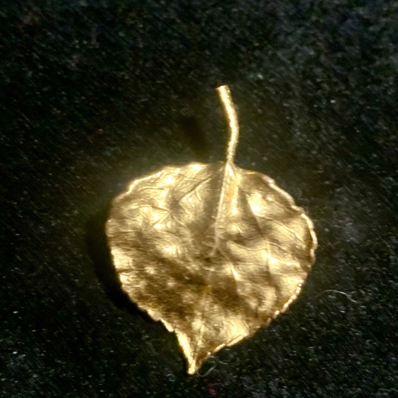 Vintage Gold Tone Textured Leaf Pin Brooch - Picture 2 of 6